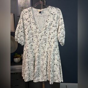 Universal Thread Woman’s White Floral Mini Dress Preloved Size: XL